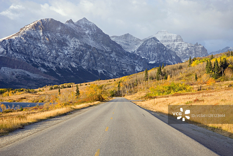 美国蒙大拿州冰川国家公园向阳大道秋景图片素材