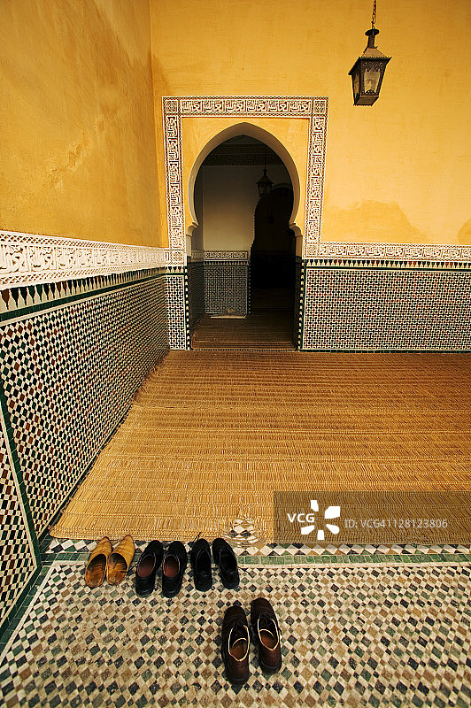 梅克内斯穆莱·伊斯梅尔陵墓清真寺外的鞋子，北非摩洛哥图片素材