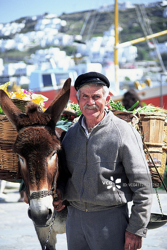 希腊米科诺斯岛的卖花人图片素材