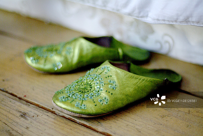 绿色珠饰家居拖鞋图片素材