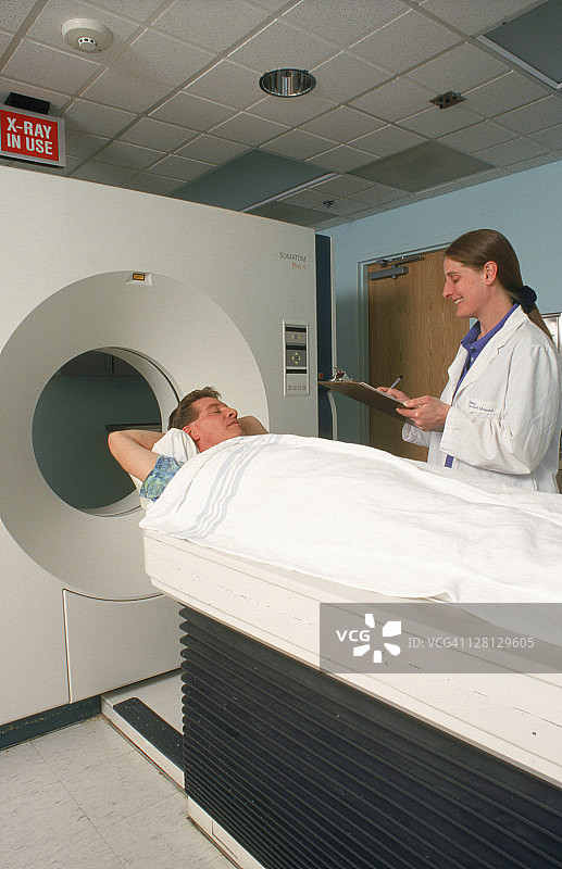 放射科医生和病人准备做CAT扫描图片素材