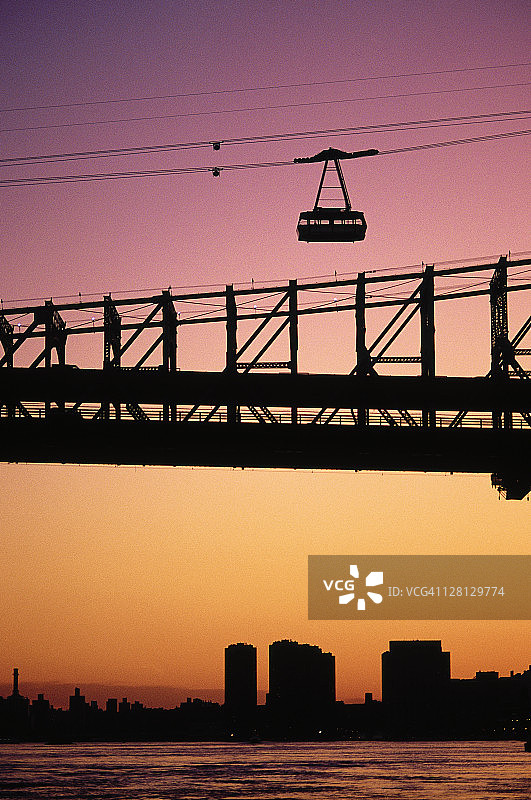 昆斯伯勒大桥和有轨电车的轮廓图片素材