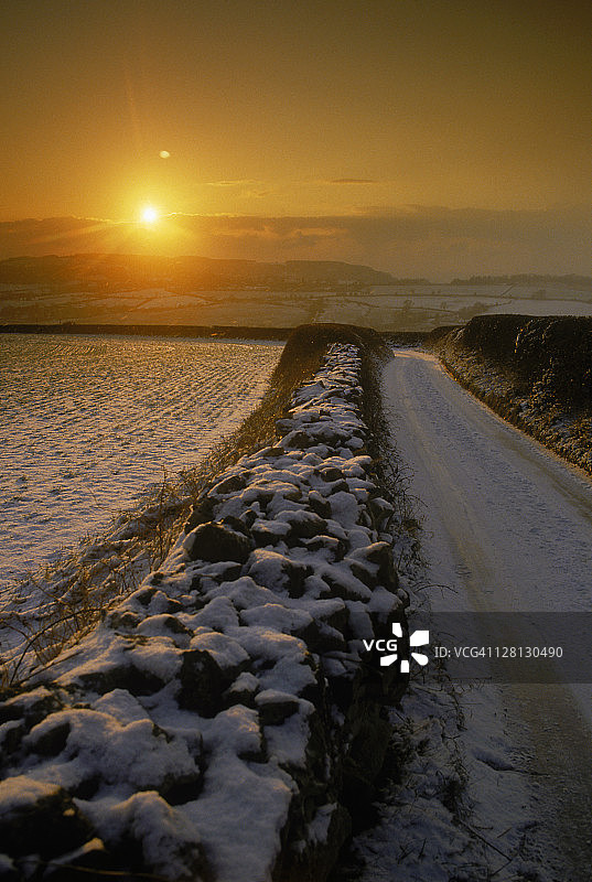 英国科茨沃尔德的乡村小路图片素材