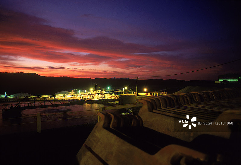 新墨西哥州日落时的铜矿设施图片素材