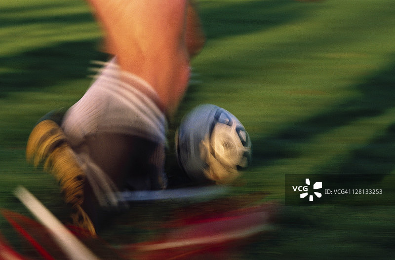 阿奎那斯学院足球运动员比赛瞬间图片素材