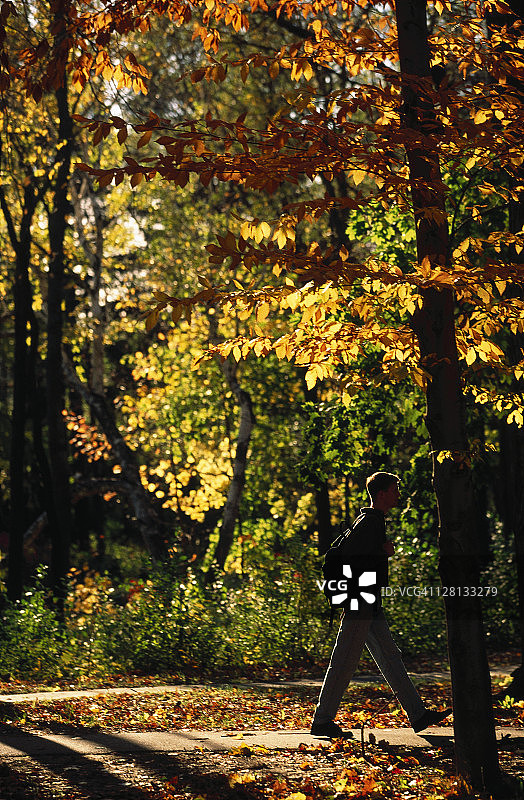 在密歇根州校园内的阿奎那斯学院学生图片素材