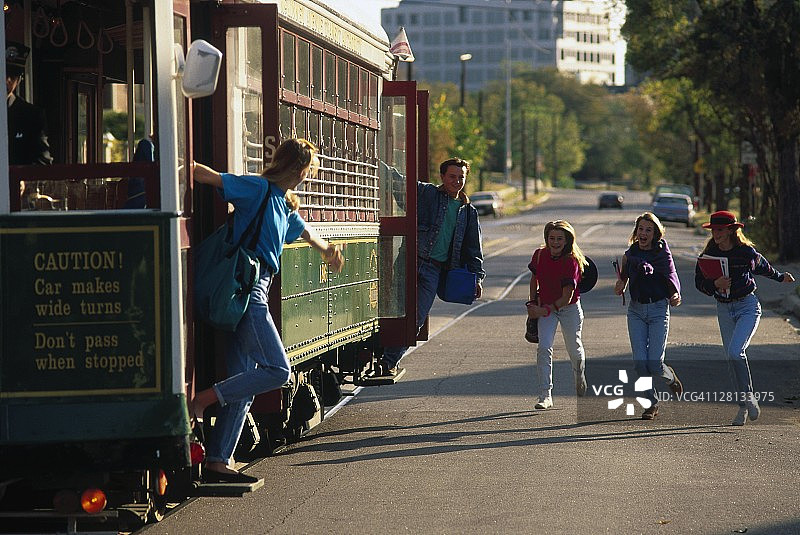 青少年乘坐电车图片素材