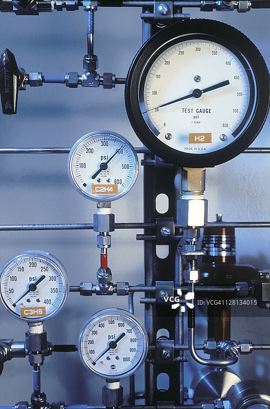 炼油厂压力表图片素材