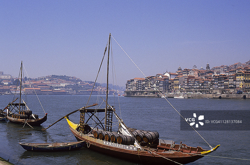 葡萄牙波尔图运载波特酒的船只图片素材