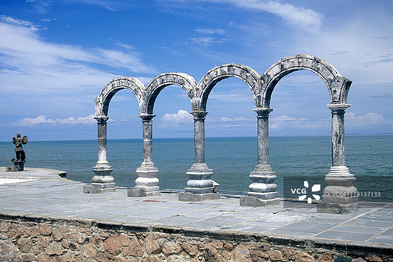 墨西哥巴亚尔塔港的柱廊图片素材