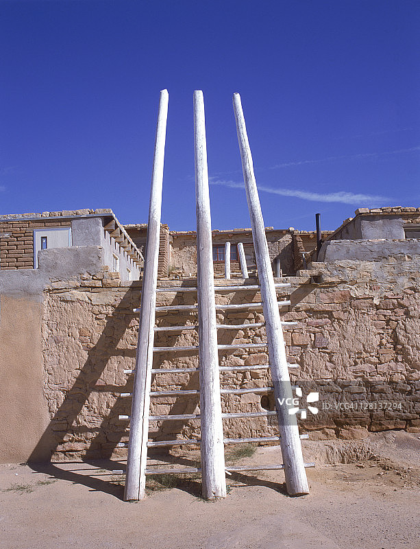 通往基瓦的白色梯子，新墨西哥州图片素材