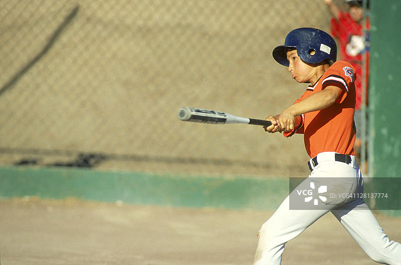 戴着击球头盔的小联盟球员图片素材