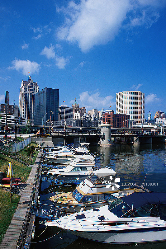 密尔沃基码头边的船只图片素材