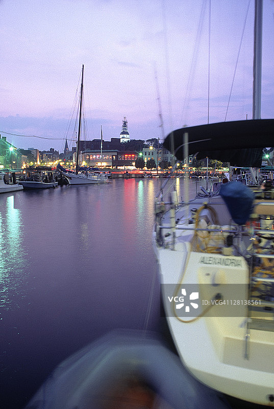 黄昏时分安纳波利斯港口的游艇图片素材