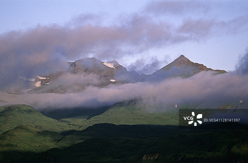 八月清晨的薄雾，美国阿拉斯加荷兰港图片素材