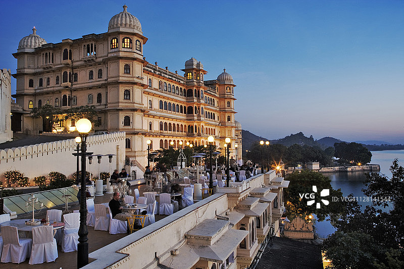 法帖·普拉卡什宫，沿着皮丘拉湖岸建造。这座宏伟的遗产酒店以梅瓦尔王朝的伟大领袖马哈拉纳·法帖·辛格的名字命名。乌代浦，印度。图片素材