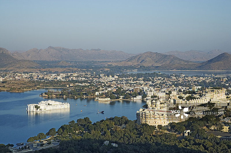 乌代浦城市宫殿、湖宫和皮丘拉湖风光，印度图片素材