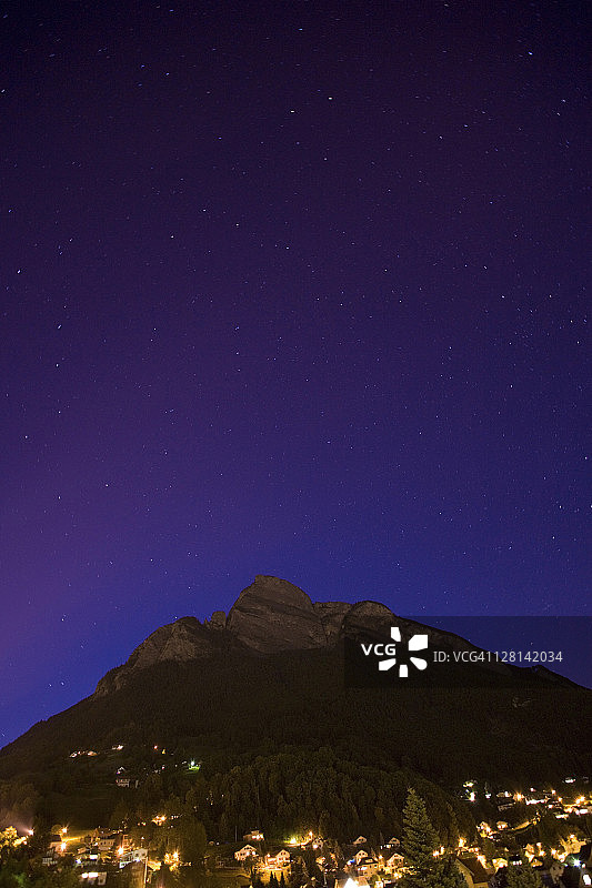 瑞士阿尔卑斯山贡岑山和萨尔甘斯镇上空的星夜图片素材