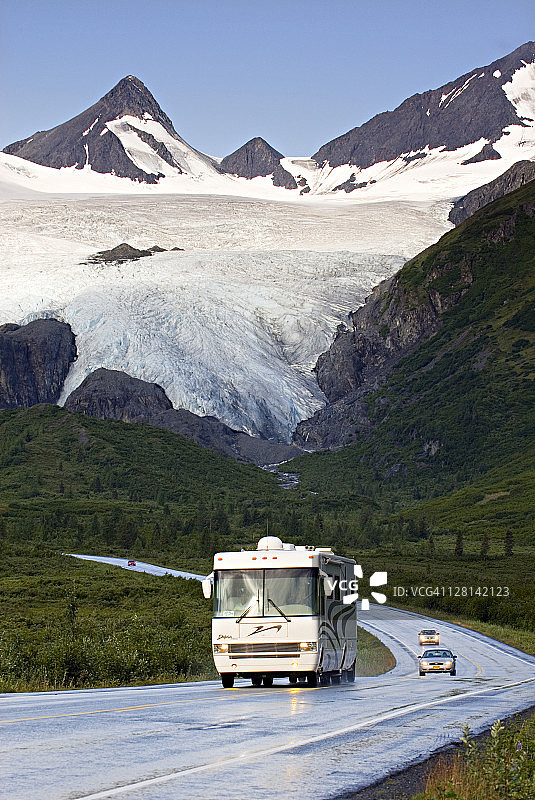 通往汤普森山口的理查森公路，背景是沃辛顿冰川，美国图片素材