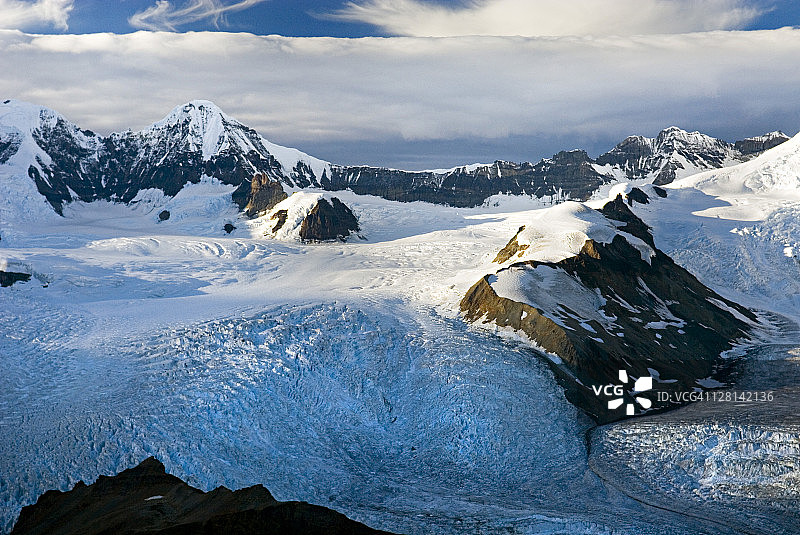 美国阿拉斯加州兰格尔-圣伊莱亚斯国家公园布莱克本山冰川群鸟瞰图图片素材