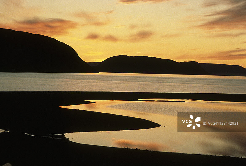 加拿大巴芬岛北极景观上的夏季午夜太阳图片素材