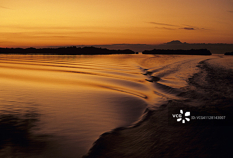 佛罗里达湾日落时船只的尾迹，佛罗里达州，美国图片素材