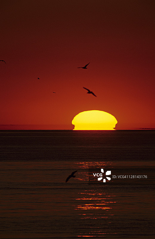 美国密歇根州马斯基根密歇根湖的日落图片素材