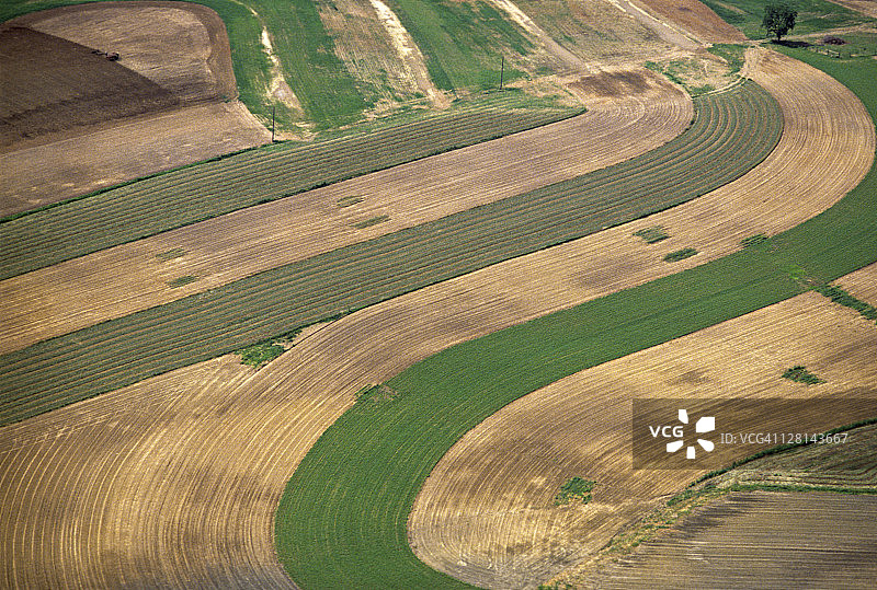 美国宾夕法尼亚州兰开斯特县阿米什乡村的农田航拍图片素材