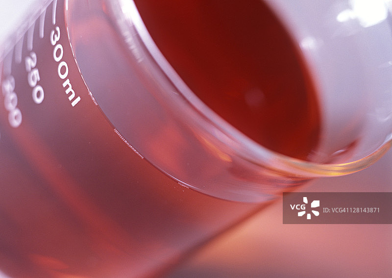 静物特写——盛满红色液体的实验室玻璃器皿图片素材
