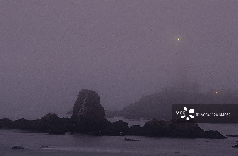 美国加利福尼亚州圣马特奥县雾中的鸽子角灯塔图片素材