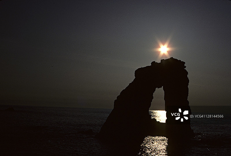 日落时分，设得兰群岛富拉岛的加达堆石拱形岩层，英国图片素材