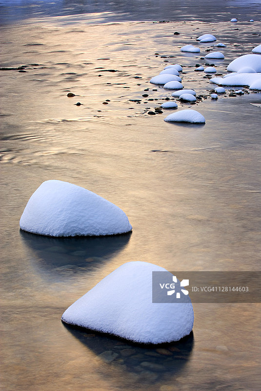 华盛顿州梅托河沿岸被雪覆盖的岩石图片素材