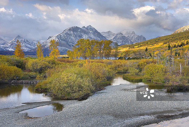 圣玛丽河沿岸的秋色，美国蒙大拿州冰川国家公园图片素材