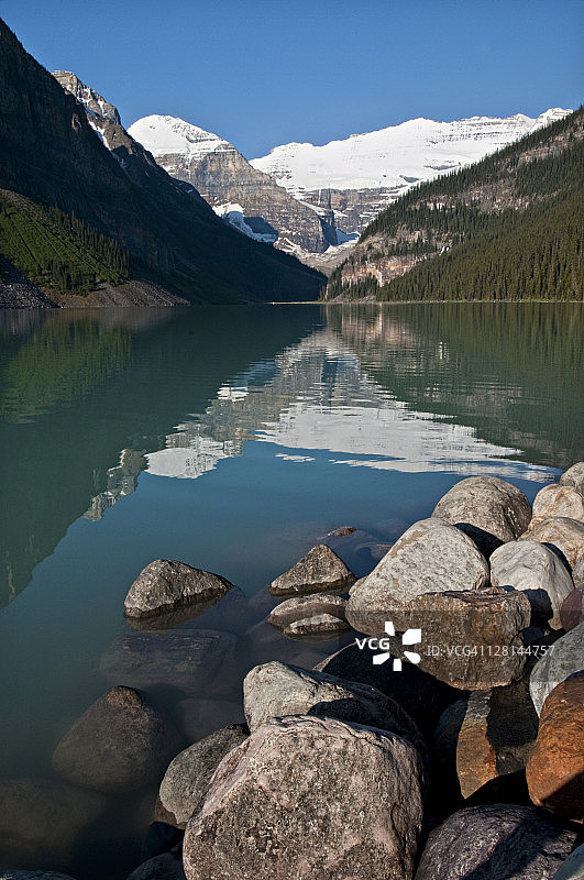 加拿大阿尔伯塔省班夫国家公园路易斯湖和维多利亚冰川图片素材