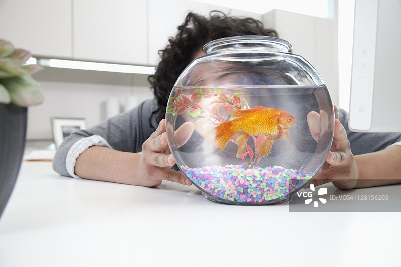 手捧金鱼缸的女人图片素材