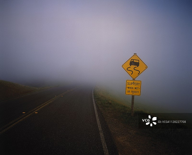 “湿滑或结霜”道路标志图片素材