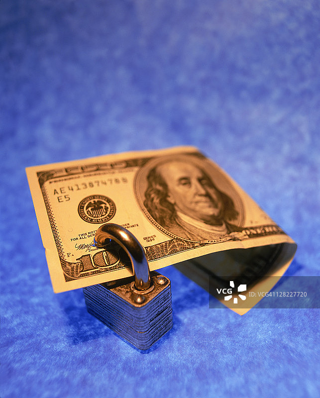 挂锁和美元钞票图片素材