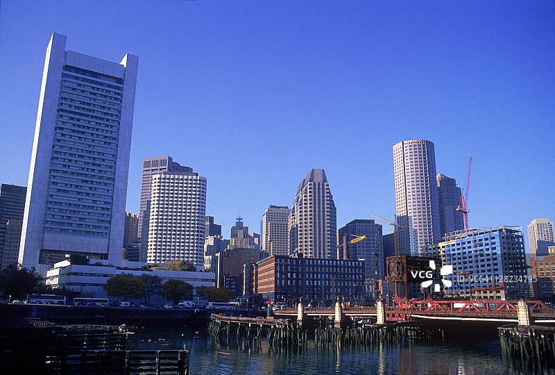 波士顿福特角海峡的新市中心办公楼图片素材