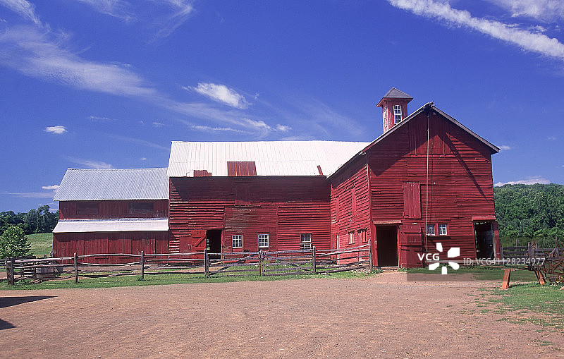 约1900年的红色谷仓，豪威尔生活历史农场，新泽西州蒂图斯维尔图片素材
