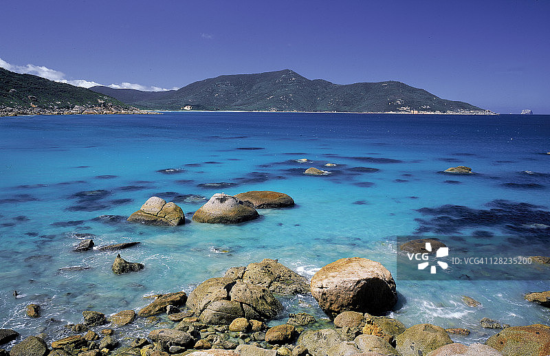 清澈的蓝色奥贝伦湾岩石，澳大利亚威尔逊岬国家公园图片素材