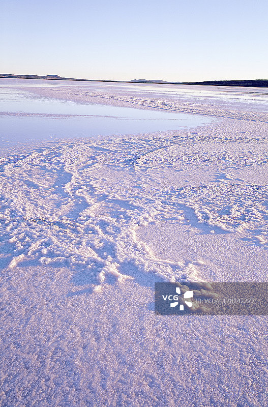 澳大利亚南澳大利亚大维多利亚沙漠中的盐湖图片素材