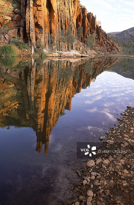 风琴管状悬崖与芬克河倒影图片素材