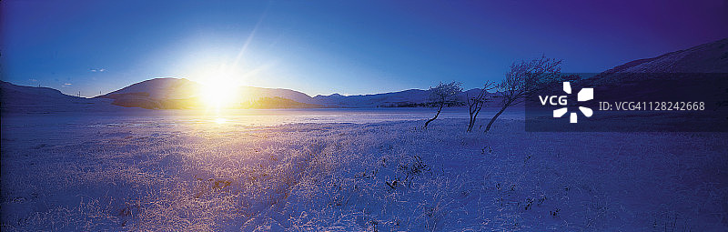 苏格兰洛赫图拉湖的雪景图片素材