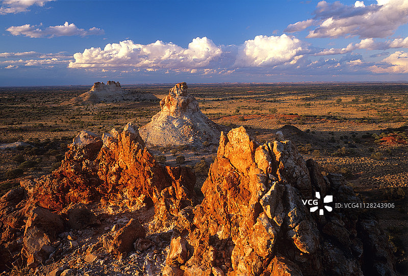 澳大利亚北部辛普森沙漠，侵蚀山峰上的日落图片素材