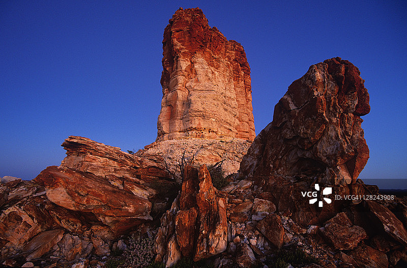 澳大利亚北部地区辛普森沙漠钱伯斯石柱的砂岩塔图片素材