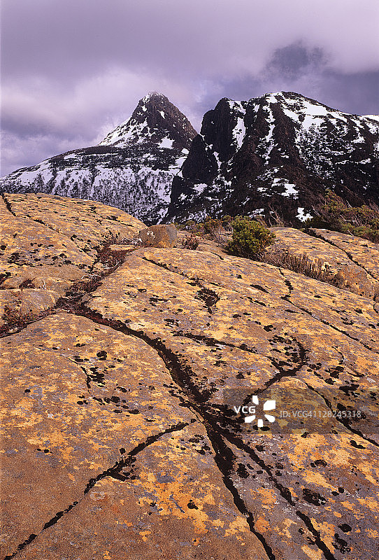 粗玄岩和古尔德山，位于澳大利亚塔斯马尼亚州圣克莱尔湖国家公园冬季湖泊中图片素材