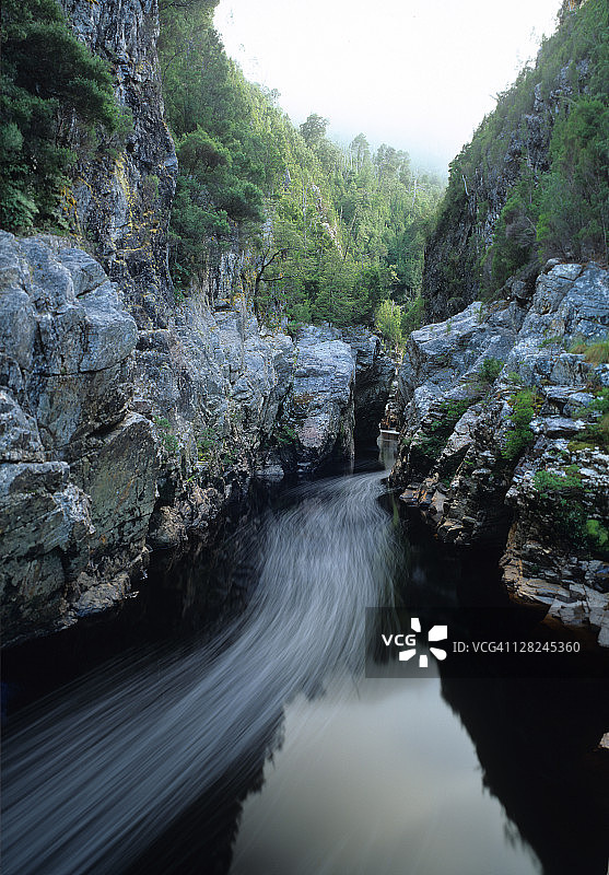 澳大利亚塔斯马尼亚荒野河流国家公园的弗兰克林河伊雷纳比斯峡谷图片素材