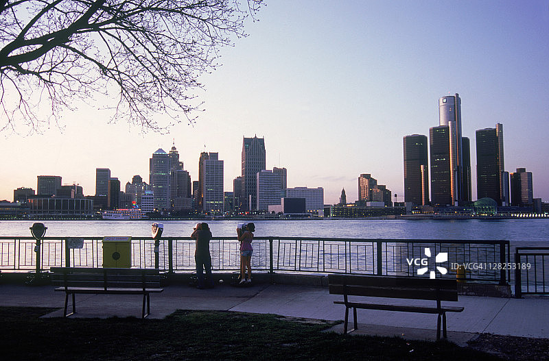 从加拿大安大略省温莎市眺望底特律河天际线图片素材