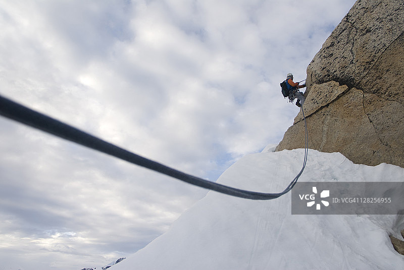 登山者绳降下山图片素材