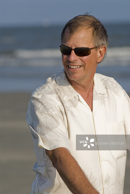 在海滩上的中年婴儿潮一代男人肖像图片素材